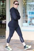 Khloe Kardashian's Sexy Booty In Yoga Pants