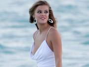 Nina Agdal Has A Wardrobe Malfunction