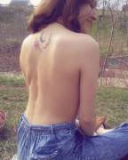 [Ig] Hippy Girl Likes To Show Off Her Back Tattoo