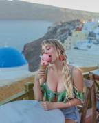 Sara Knows How To Lick It