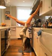 Hilaria Baldwin Kitchen Yoga (X-Post R/Hotinthekitchen