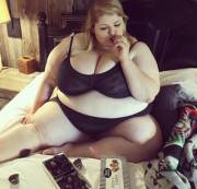 Does Anyone Know Who This Is? I've Seen A Couple Pictures Of Her Floating Around.