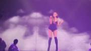 Ariana Grande Shakes It