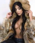 Fur Is In This Winter - Isis Mascote