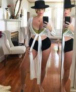 Curvy Self-Shooter With Big Hat