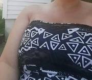 My Gf Decided To Lay Out Today. What Do You Guys/Girls Think?