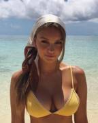 Can't Believe I Keep Staring At Her Face