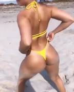 She Loves To Just Show Off