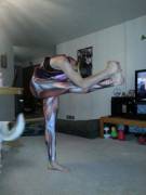 [F] Standing Head To Knee In Muscle Leggings