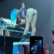 Shes Keeping It Tight