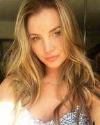 Naomi (@Ni_Cherry90)