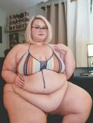 Foxy Roxxie Looking Cute In Her Tiny Bikini Top