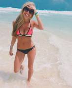 [Ig] Busty At The Beach