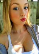 [Ig] Red Lips And Cleavage