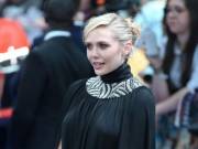 Elizabeth Olsen Doesn't Bother With A Bra Under Her Dress