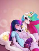 Twilight Sparkle X Princess Celestia Hoofjob [Equestria_Girls] (Artist:guinefurrie)