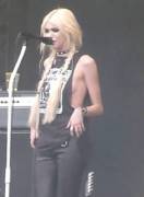 Taylor Momsen Flashing Taped-Up Titties (X-Post From /R/Onstagegw)