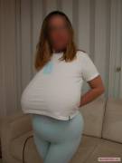 [Photo][Album] Huge-Breasted Hucow Uses Breast Pumps