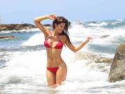 [Pic] Playful On The Beach