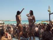 Best Moment Of This Guy's Trip ...