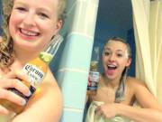 2 Girls, 2 Cervezas.