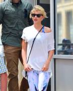 Taylor Swift Wearing Yoga Pants That Perfectly Sculpt Around Her Tight Little Coochie.