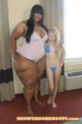 Miss Superdome (6'3&Amp;Quot; / 400 Lbs) Poses With Odette Delacroix (5'0&Amp;Quot; ...