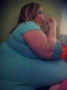 Pretty Girl, Just Keep Stuffing Your Face ;)