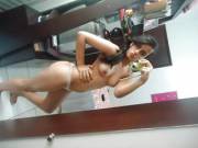 Chica Enfrente Del Espejo