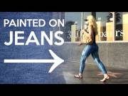 Girl Walks Around L.a. With No Pants